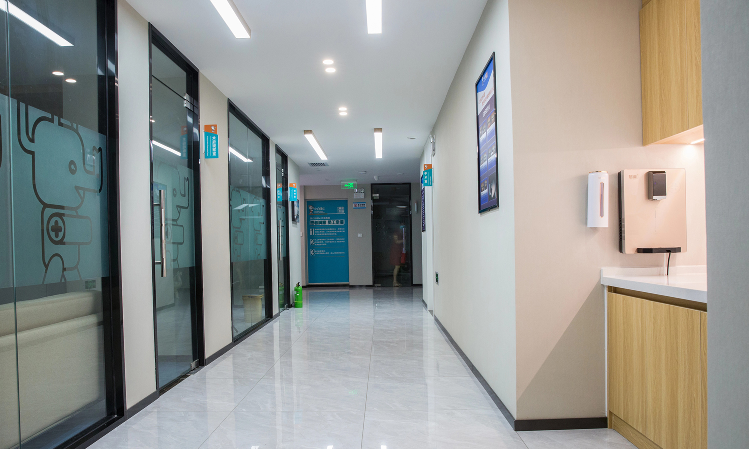 小白象口腔医院走廊 (2)