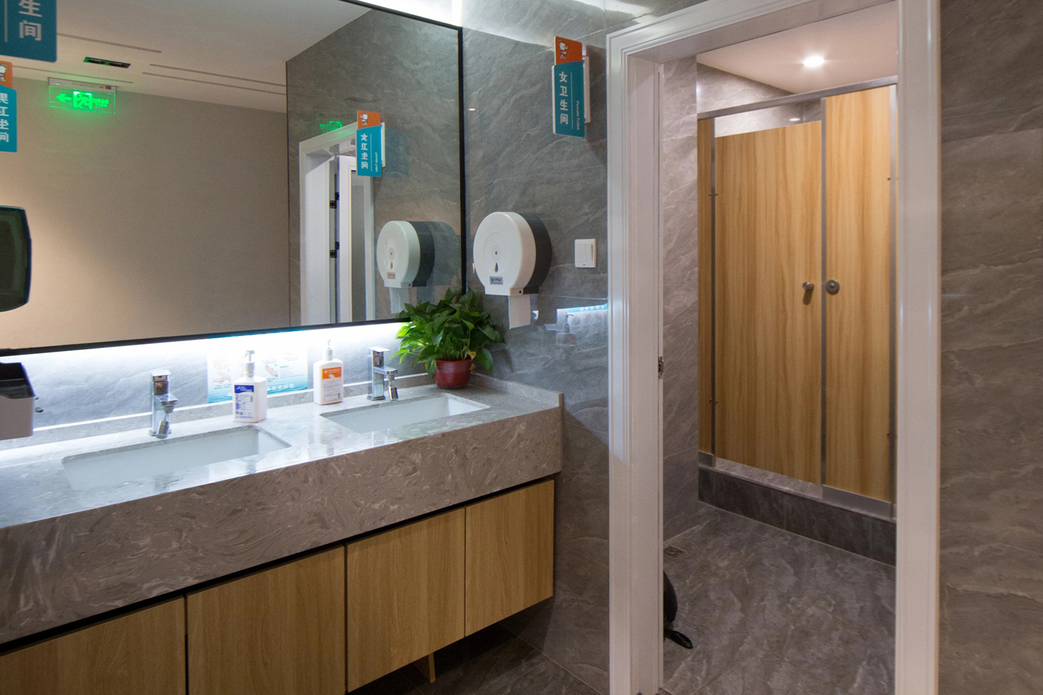 小白象口腔医院院内一角 (2)