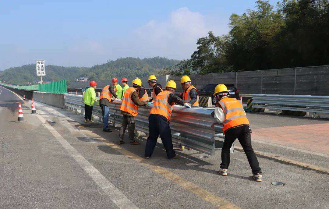 高速护栏板施工案例