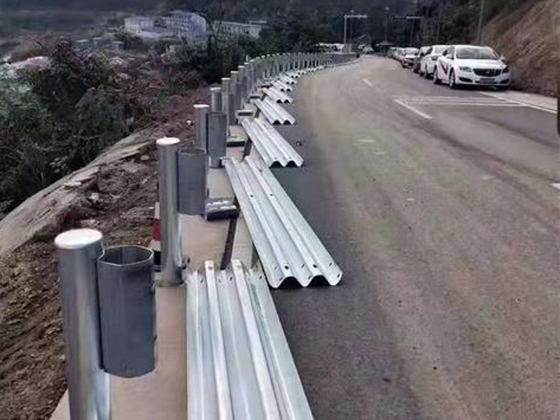 高速公路波形护栏 护栏配件及安装一条龙