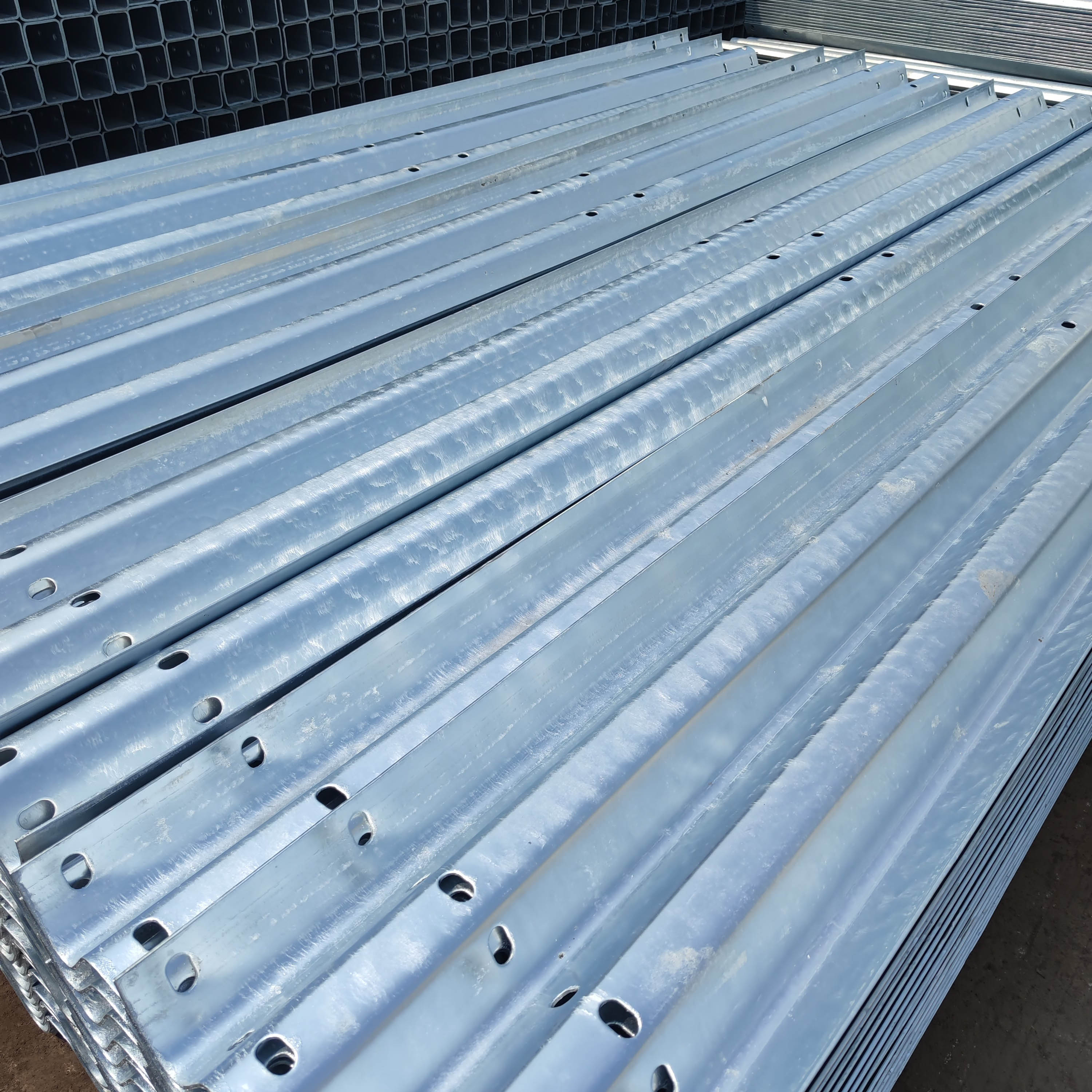 高速护栏板技术突破：新型耐候钢材料使用寿命提升至 20 年