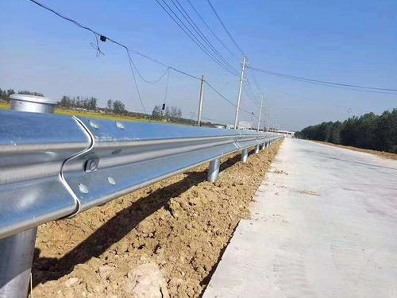 暴雨季高速护栏显神威 成功拦截失控车辆避免重大事故