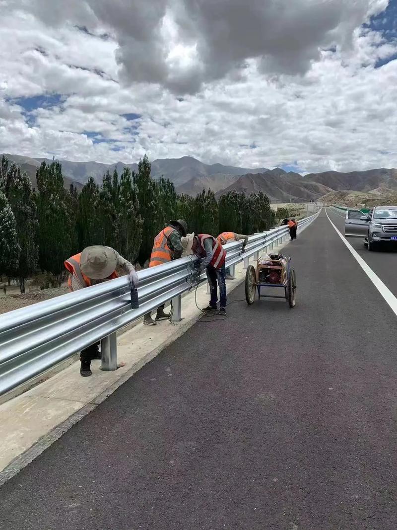 三波镀锌护栏板厂家