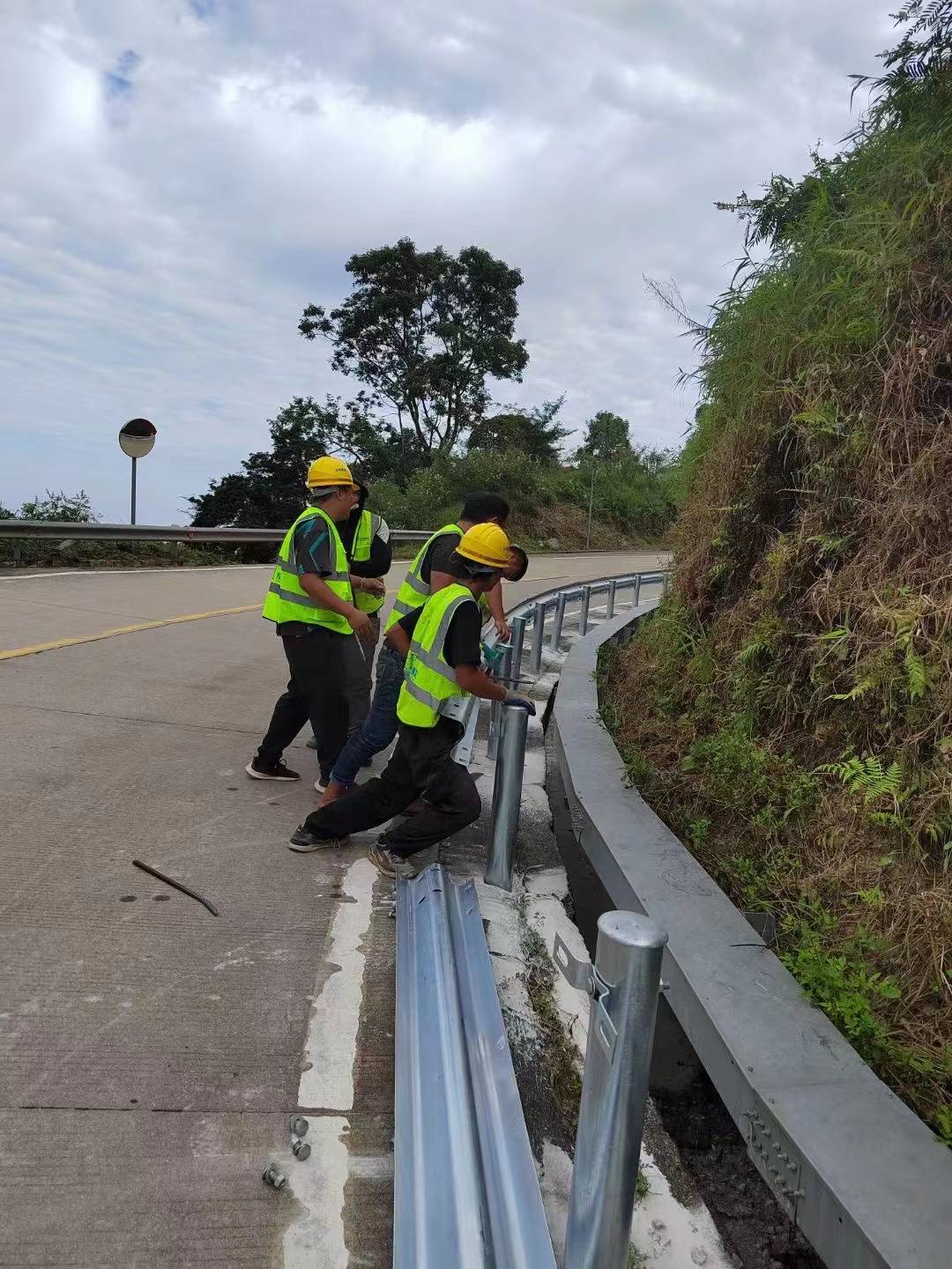 高速护栏板施工案例