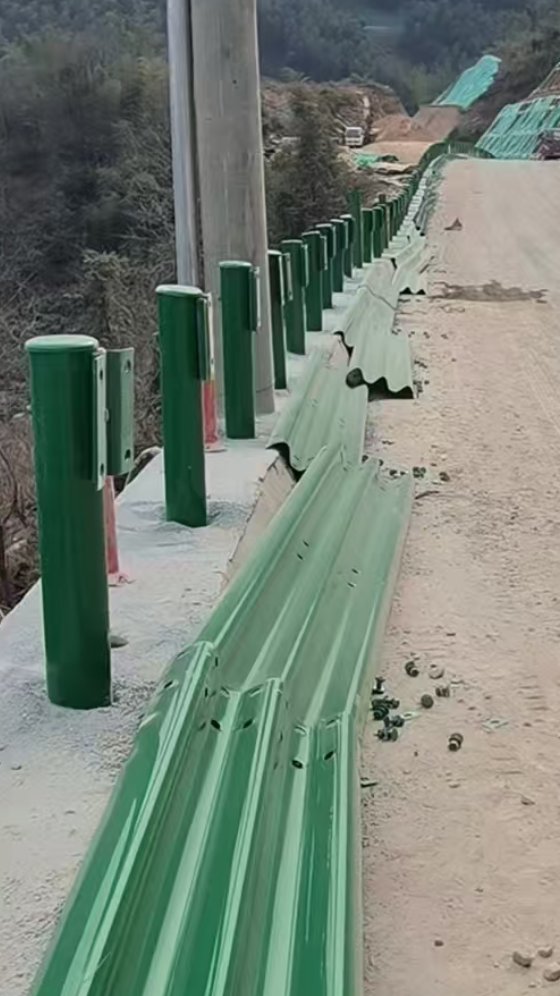 暴雨天货车高速侧滑险坠深沟，三波波形护栏“硬核”拦截化险为夷