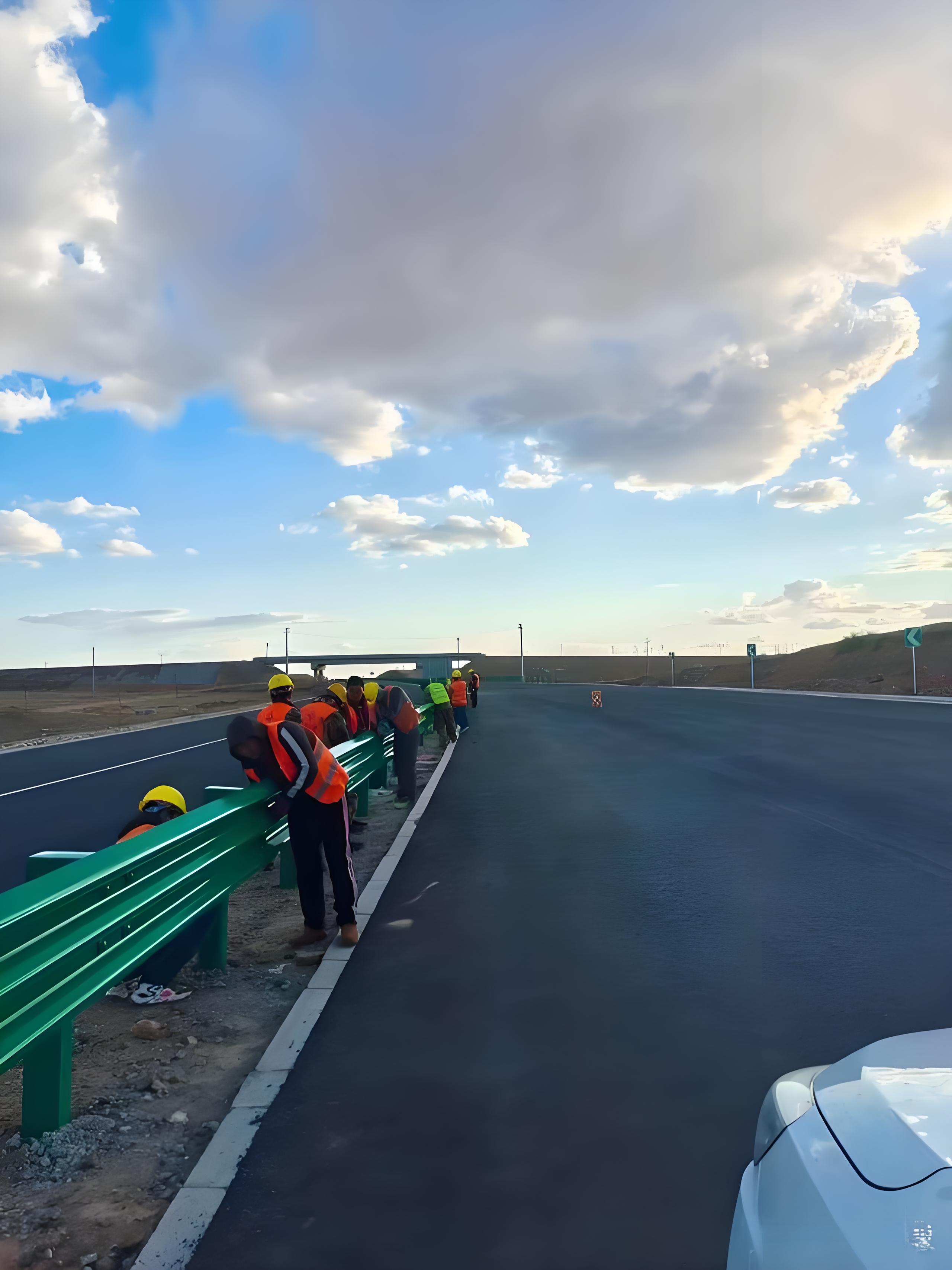 高速护栏板安装施工案例