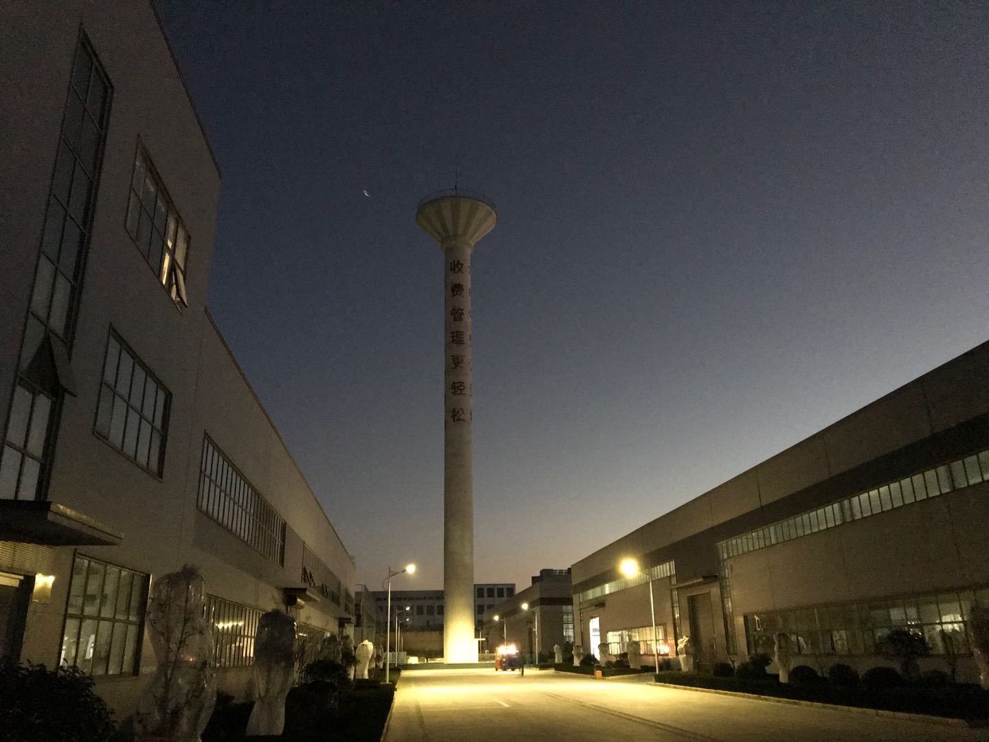 严寒抵挡不住工人的干劲，夜色已晚仍然加班中...