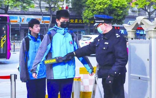 学校金属探测器查手机，学生学习氛围更浓了。