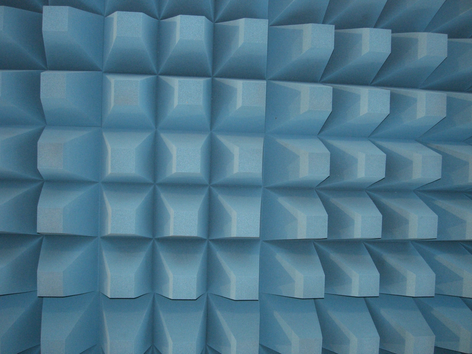 Electromagnetic shielding chamber