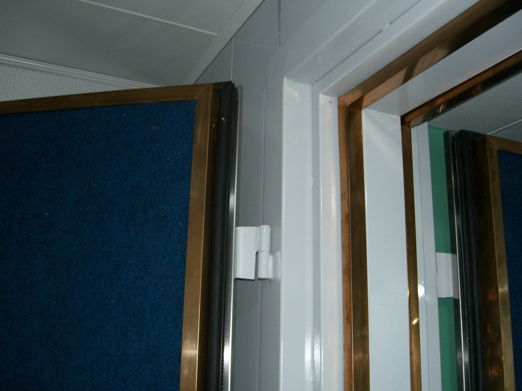 Electromagnetic shielding chamber