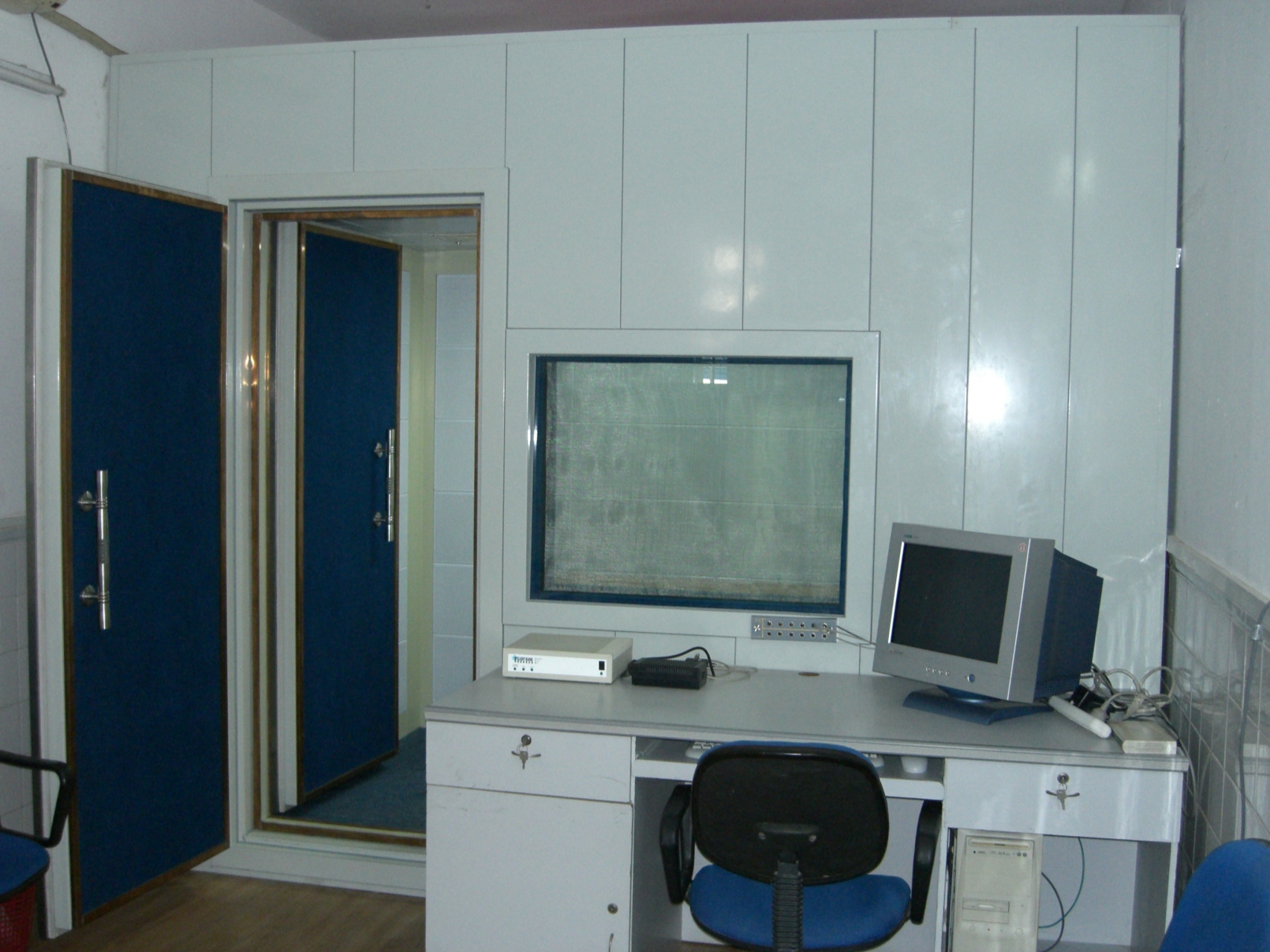 Electromagnetic shielding chamber