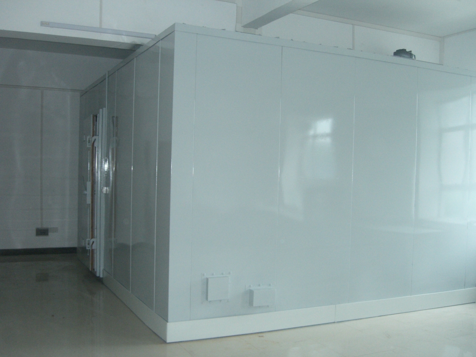 Electromagnetic shielding chamber