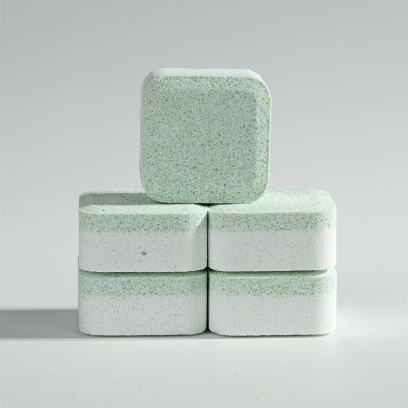 Бледно-зеленовато-белый