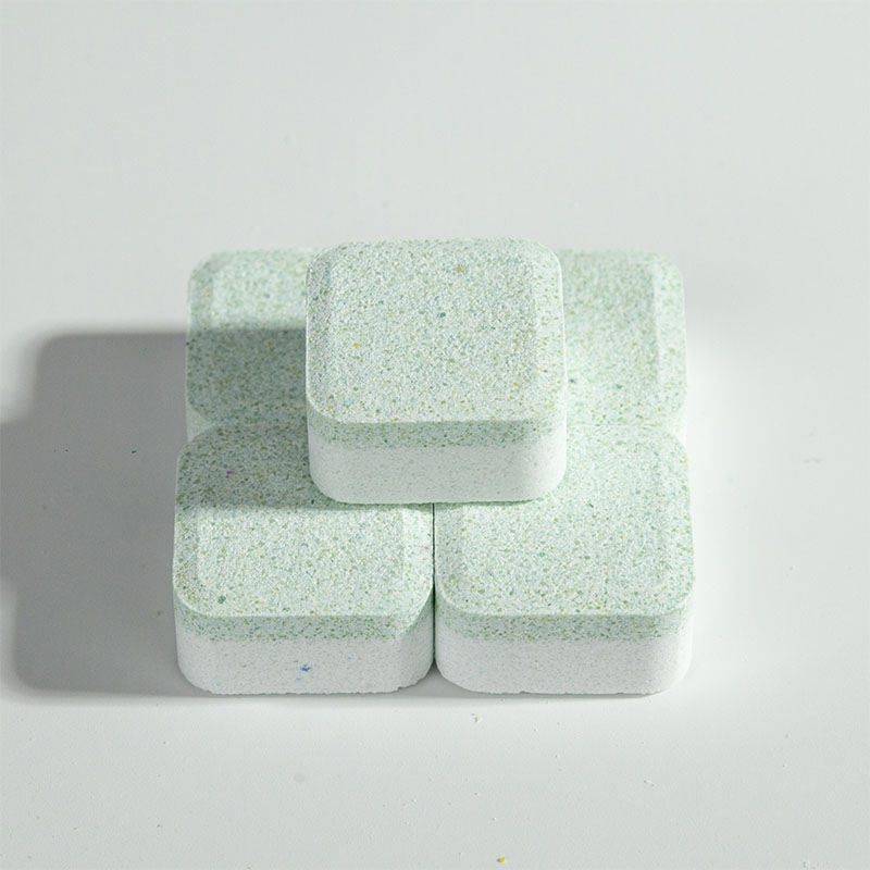 Бледно-зеленовато-белый