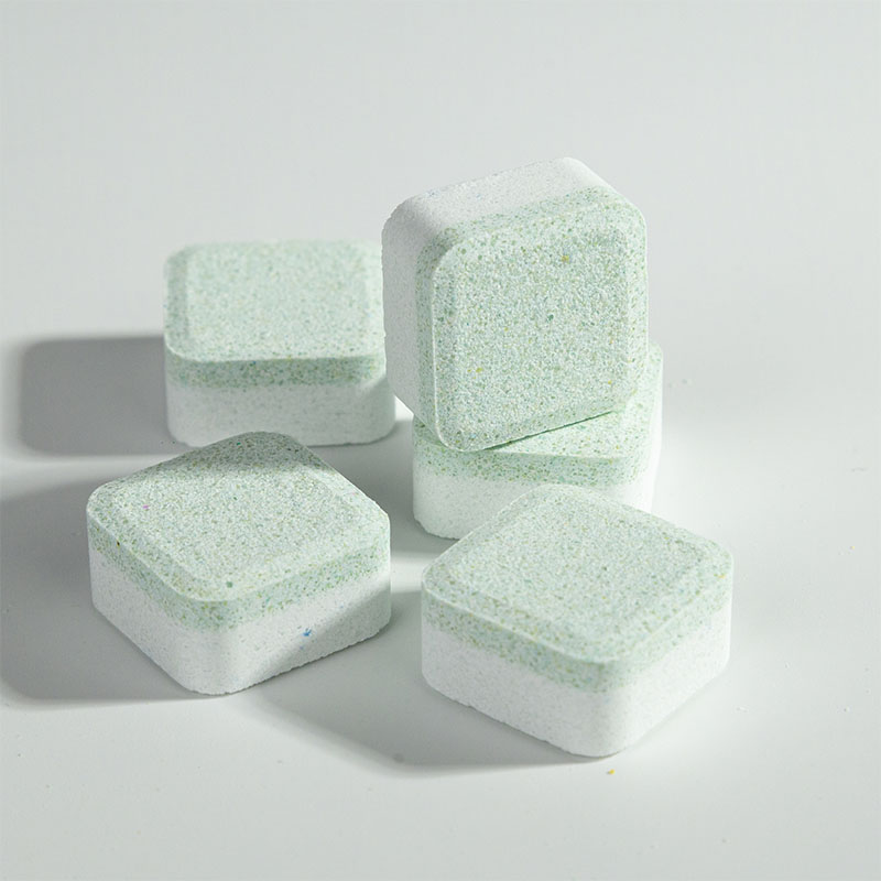 Бледно-зеленовато-белый