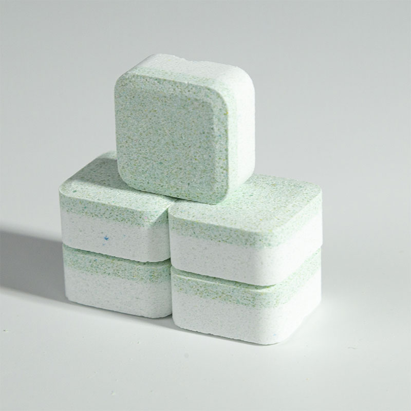 Бледно-зеленовато-белый