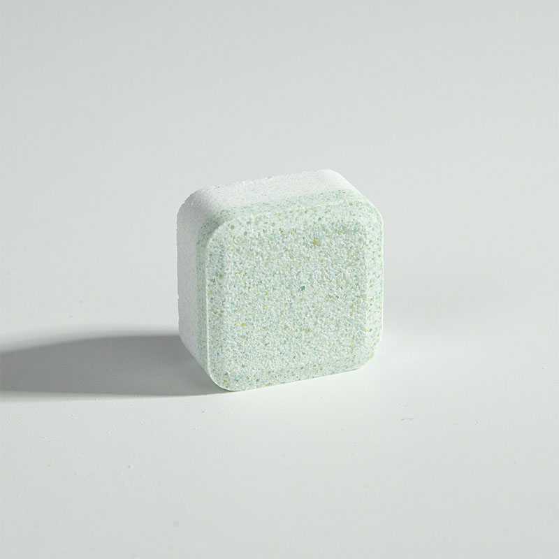 Бледно-зеленовато-белый