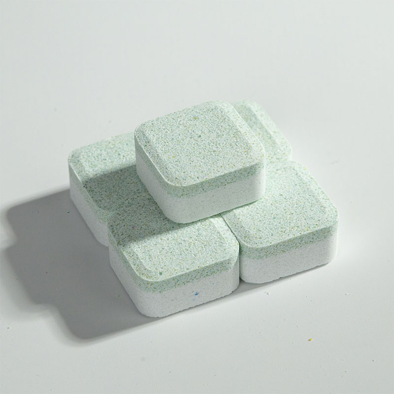 Бледно-зеленовато-белый