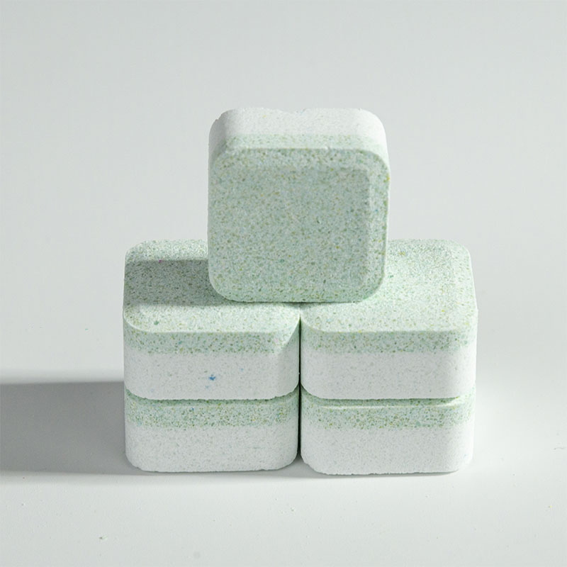 Бледно-зеленовато-белый