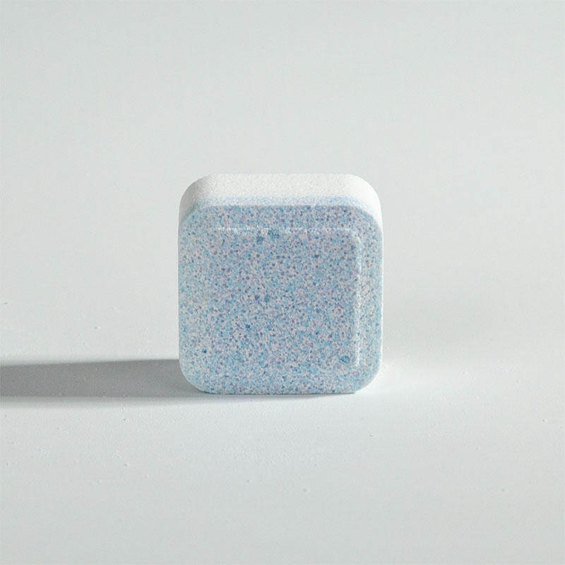 Бледно-голубовато-белый