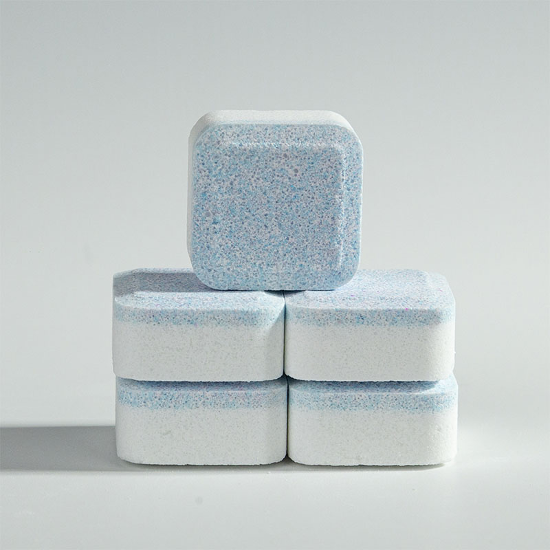 Бледно-голубовато-белый