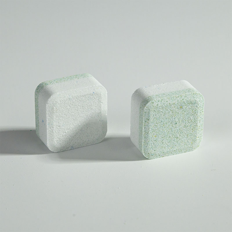 Бледно-зеленовато-белый