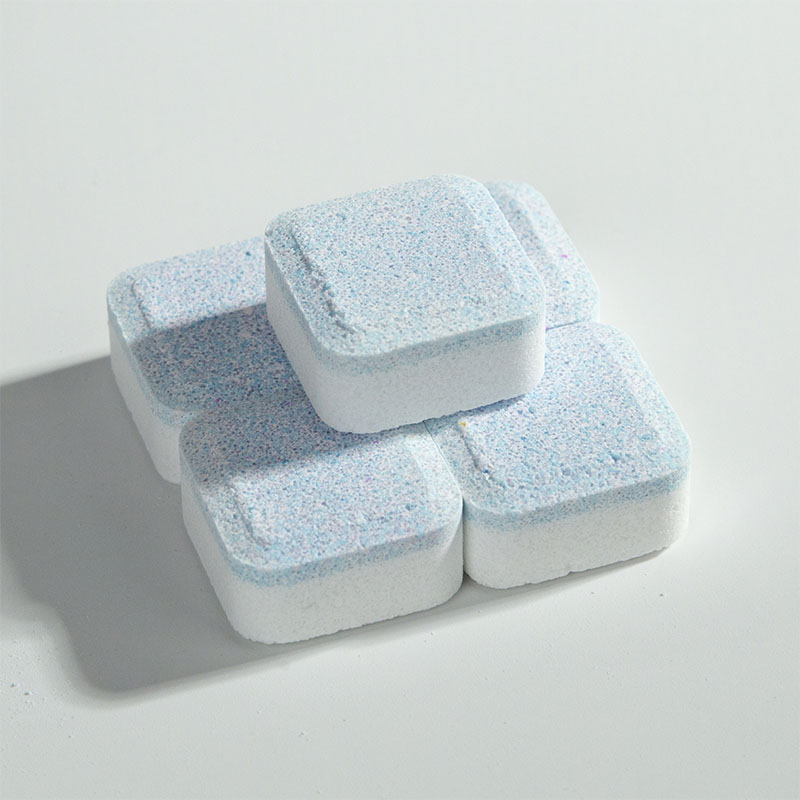 Бледно-голубовато-белый