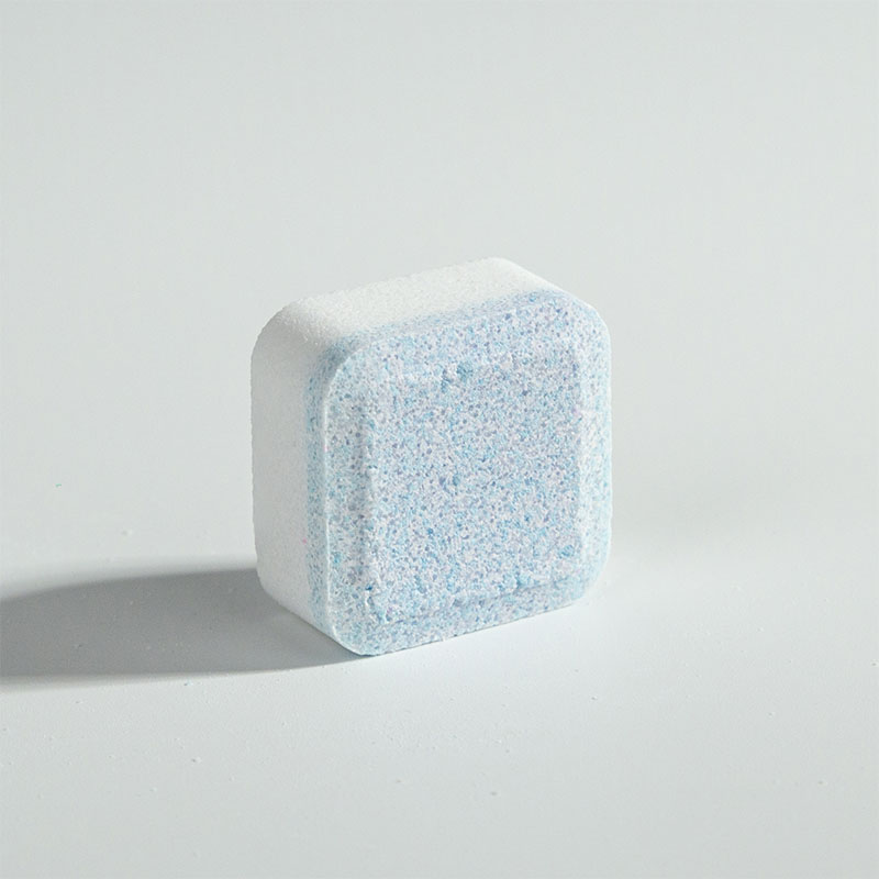 Бледно-голубовато-белый