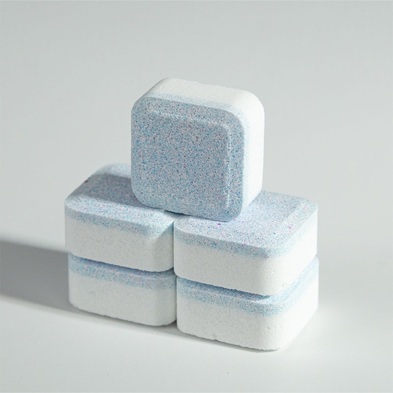 Бледно-голубовато-белый