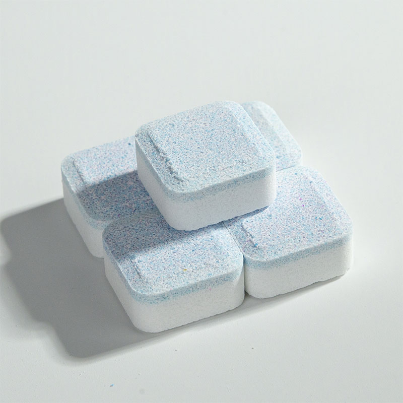 Бледно-голубовато-белый