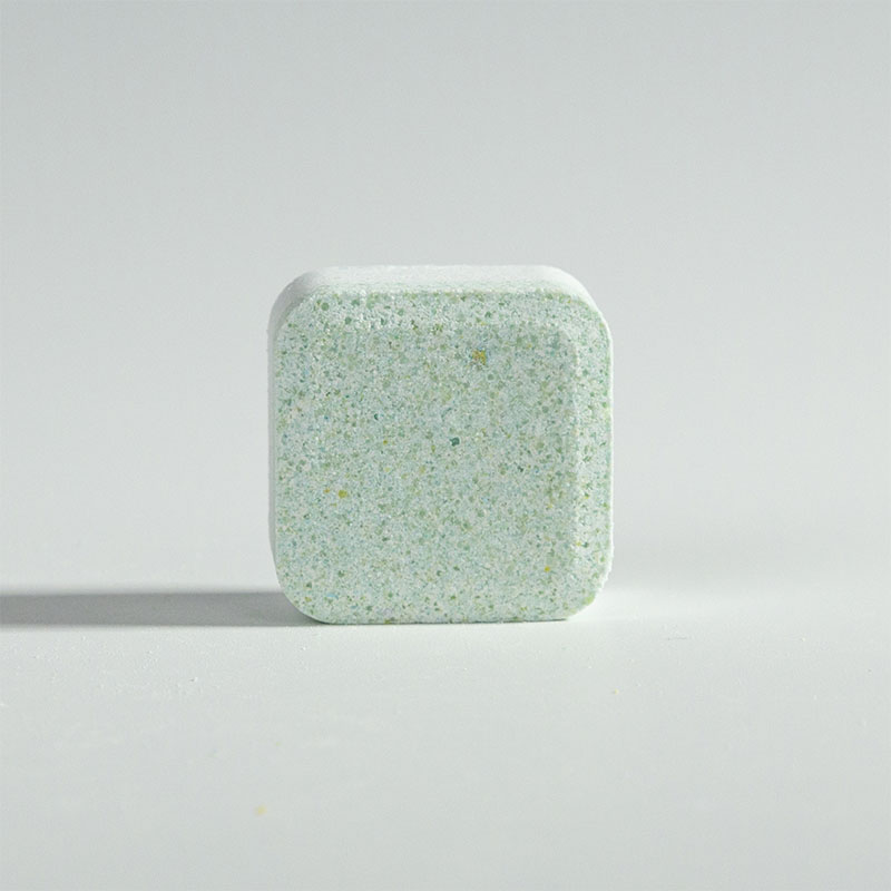 Бледно-зеленовато-белый