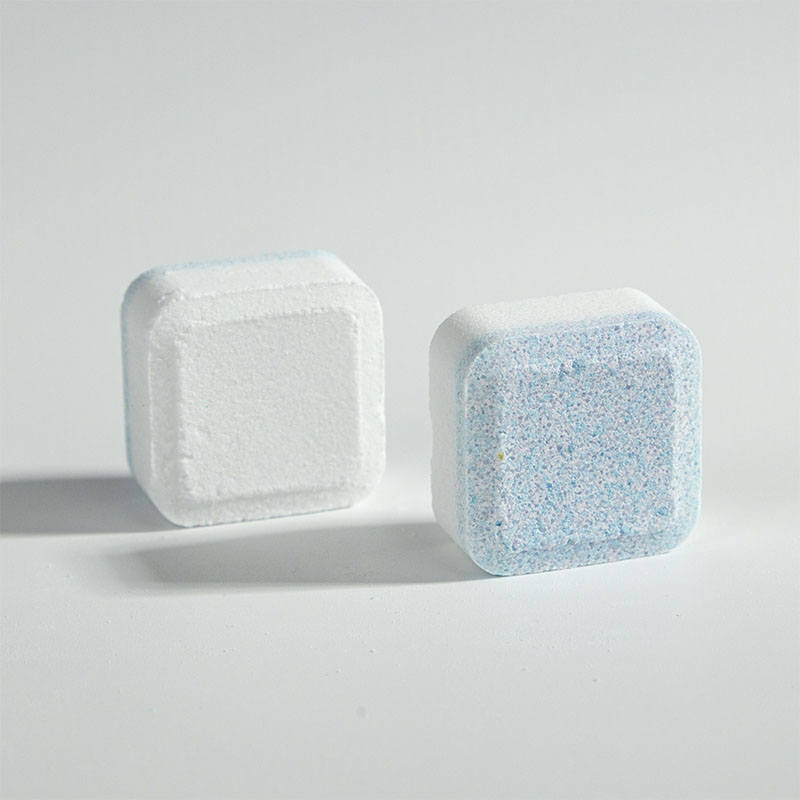 Бледно-голубовато-белый