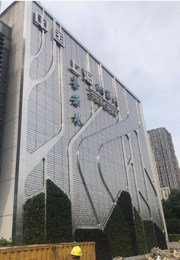 上海火车站北广场风铃墙2