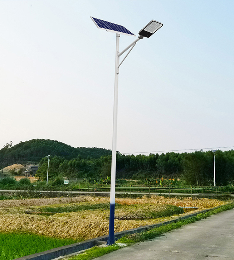 solar-vs-traditional-street-light