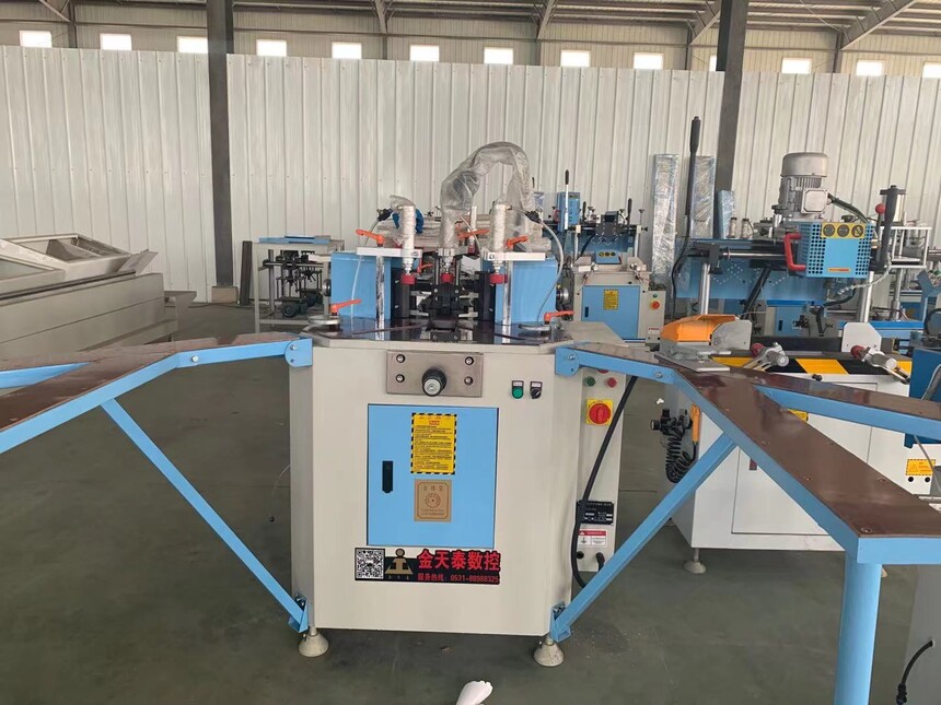 60、铝合金门窗机械设备