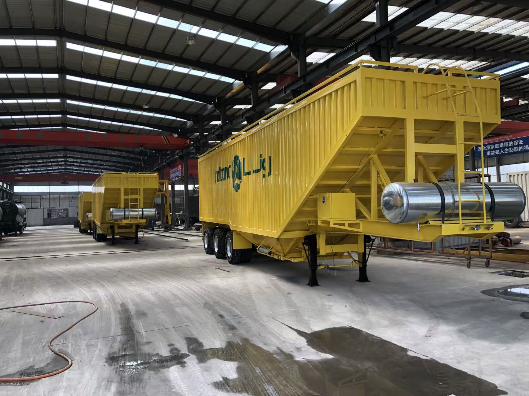 grain transport semi-trailer