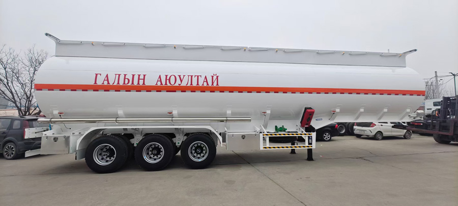 Liquid transport semi-trailer