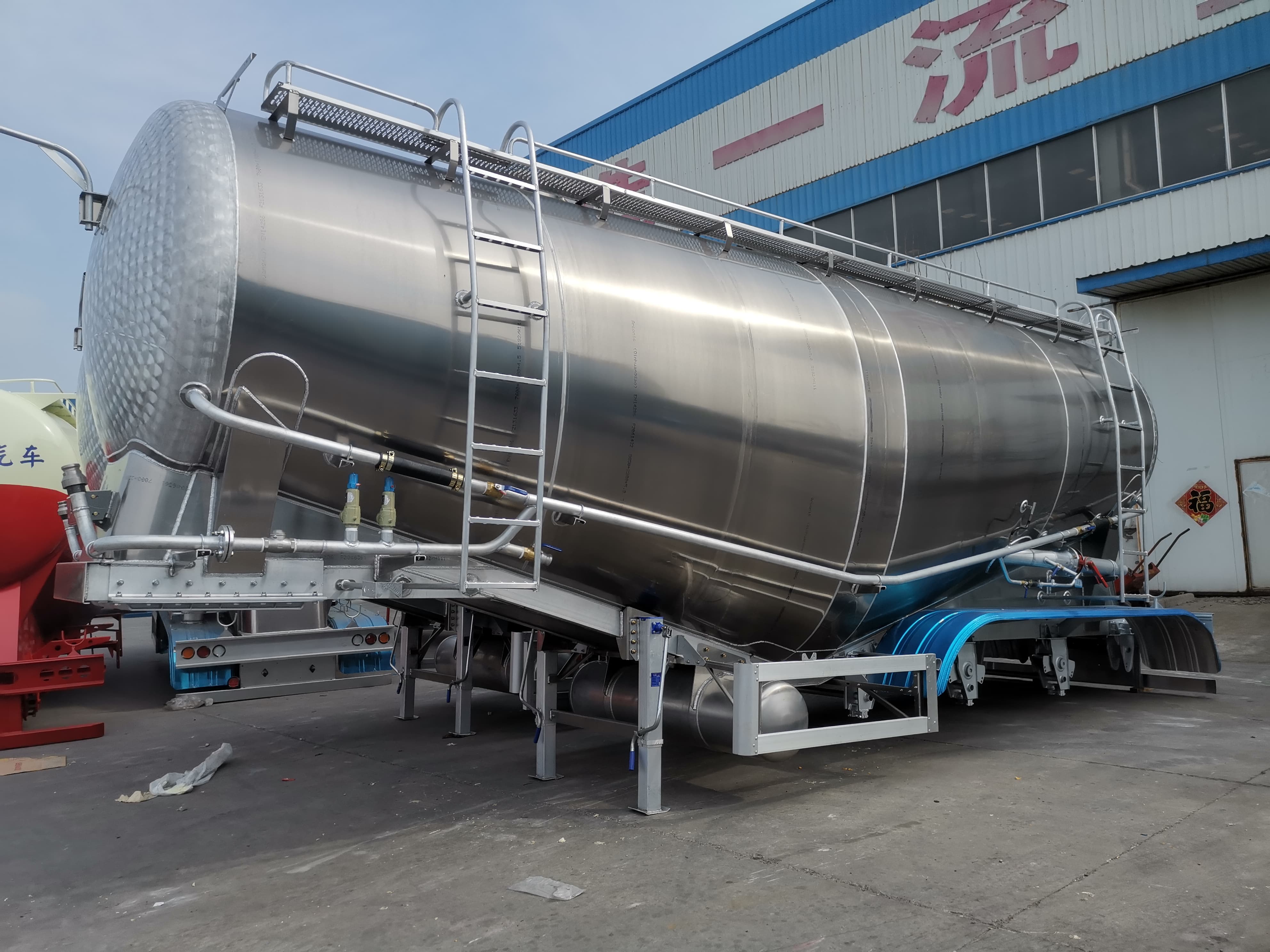 semi-trailer for transporting powder and granular materials