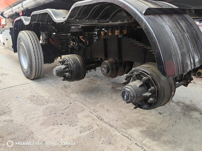 Liquid transport semi-trailer