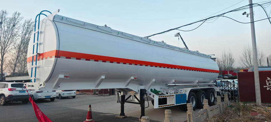 Liquid transport semi-trailer