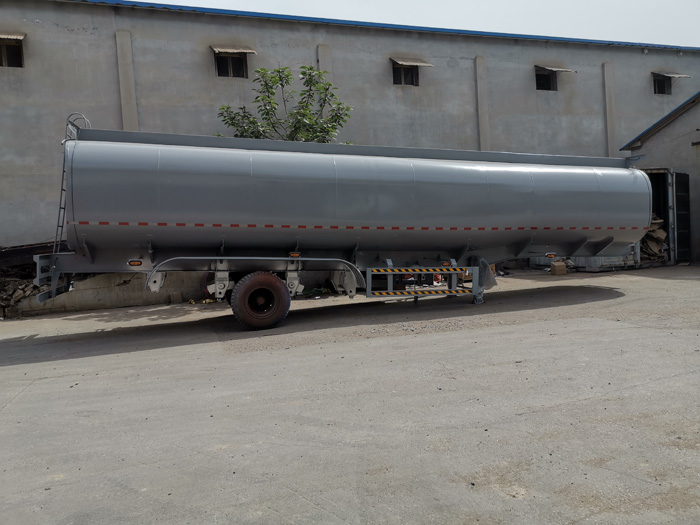 Liquid transport semi-trailer