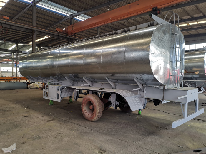 Liquid transport semi-trailer