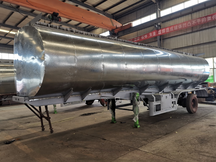 Liquid transport semi-trailer