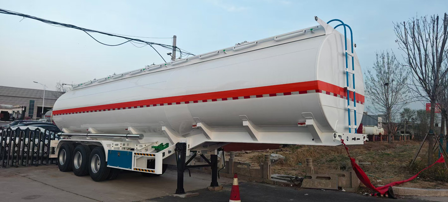 Liquid transport semi-trailer