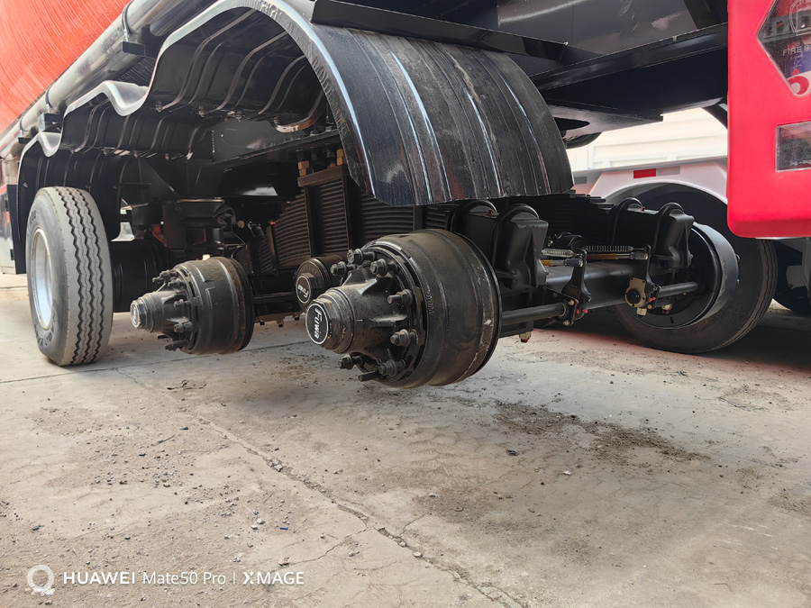 Liquid transport semi-trailer