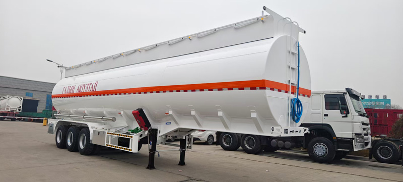 Liquid transport semi-trailer
