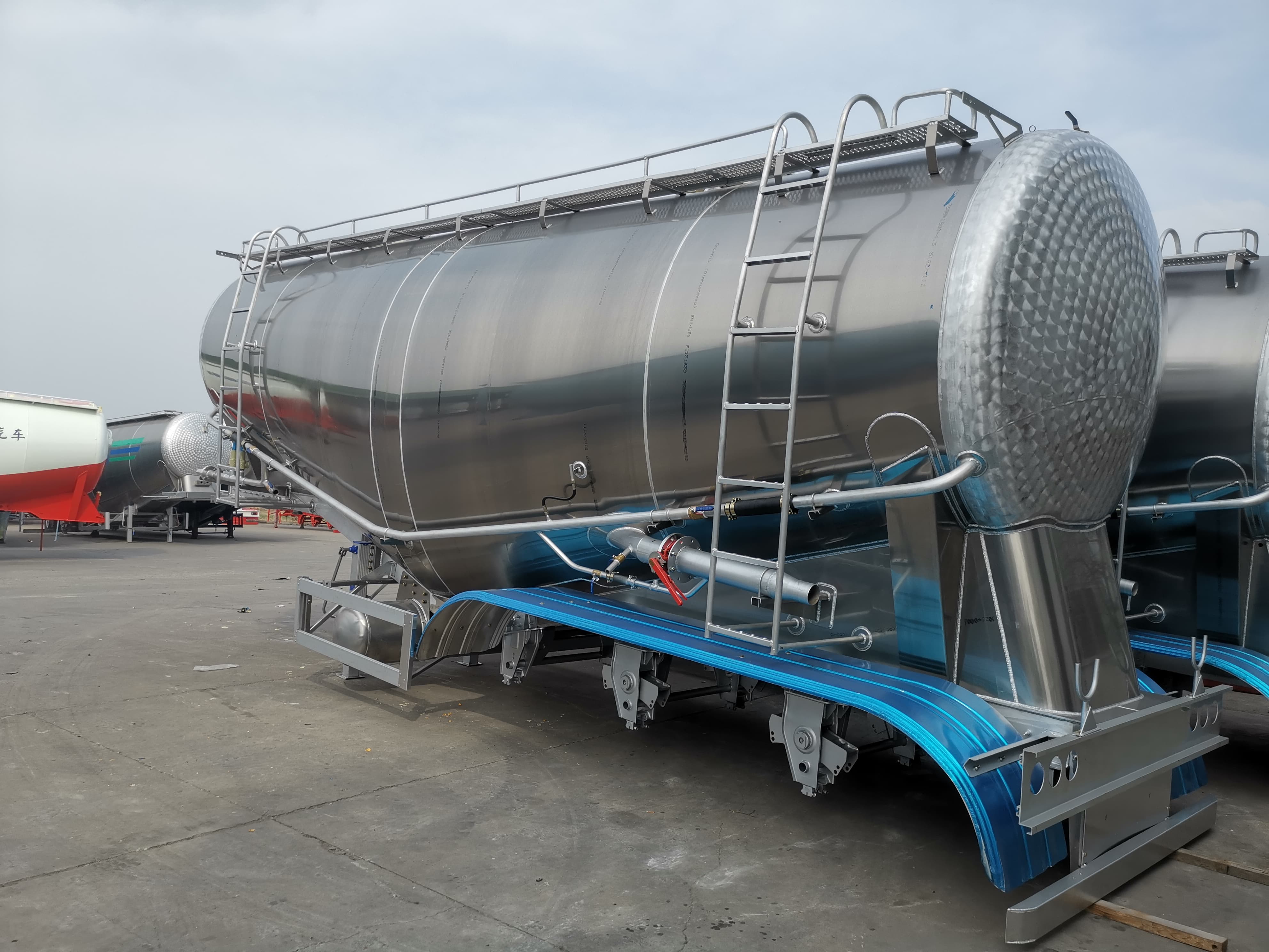 semi-trailer for transporting powder and granular materials