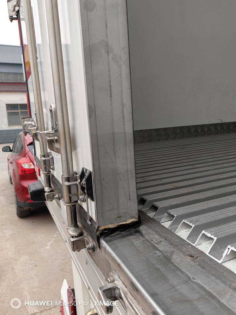 Refrigerated semi-trailer