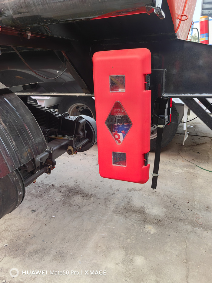 Liquid transport semi-trailer