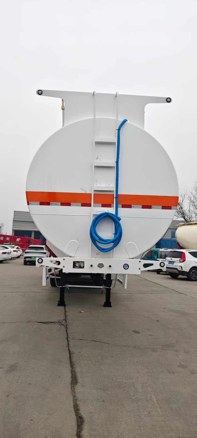 Liquid transport semi-trailer